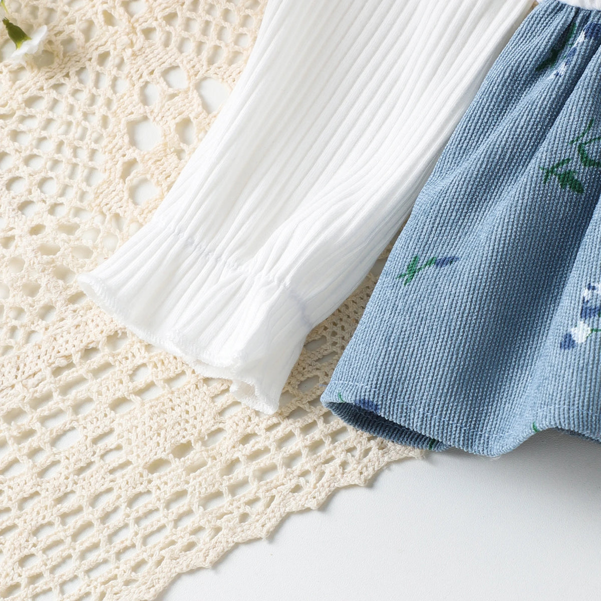 Spring and Autumn New Style Girls Are Sweet and Comfortable 1-4 Years Old White Long-Sleeved Color Matching Top + Trousers